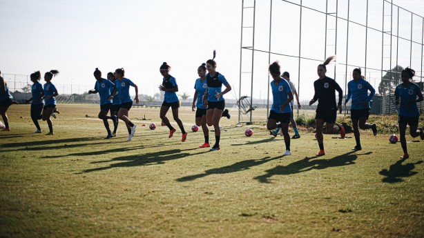 Equipe feminina do Corinthians realiza treinamento