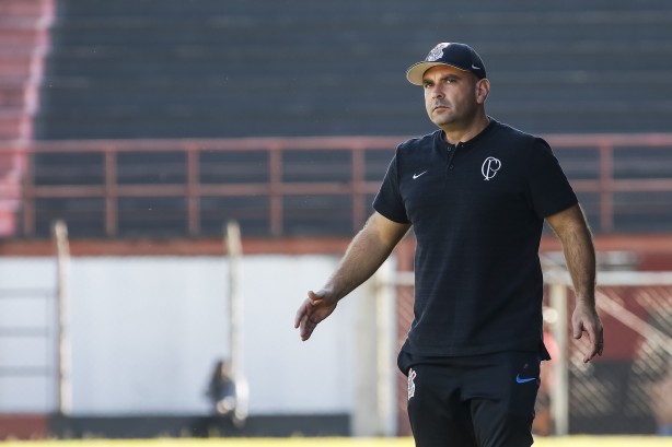 Treinador do Corinthians Sub-15 durante empate contra a Portuguesa