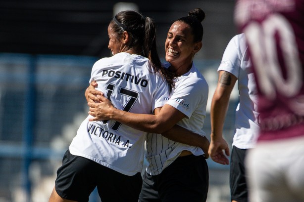 Victória comemora seu gol contra o Juventus, pelo Paulista Feminino