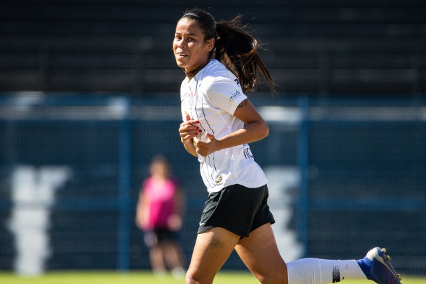 Victória comemora seu gol contra o Juventus, pelo Paulista Feminino