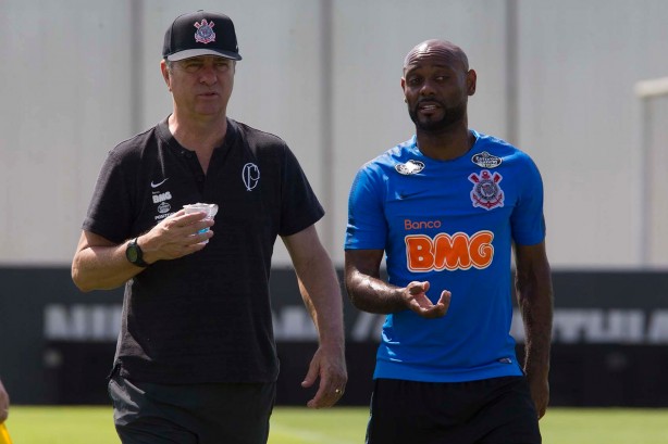 Walmir Cruz e Vagner Love durante treino do Corinthians no CT