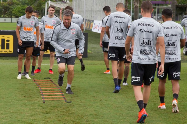 Walmir Cruz, preparador físico do Corinthians, com os jogadores em trabalho CT antes da parada