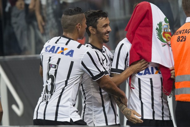 Guerrero comemora um dos seus gols na Arena com a bandeira do Peru