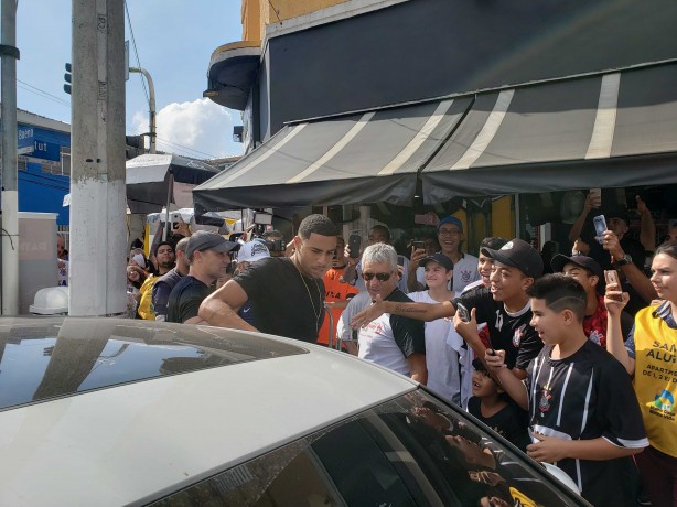 Gustagol em evento na loja Poderoso Timão