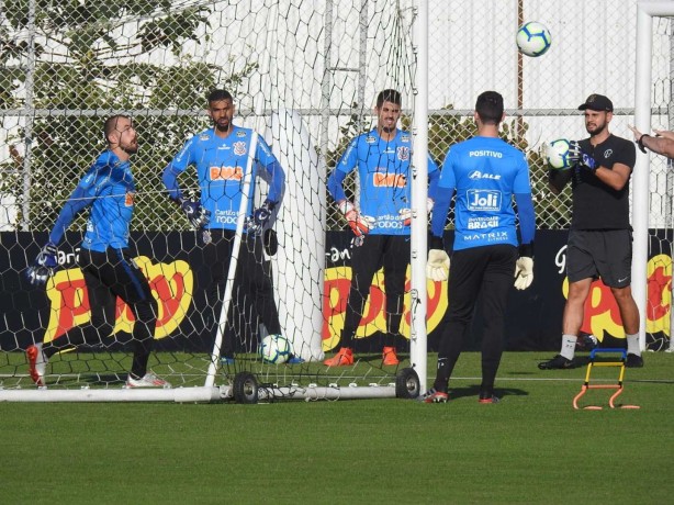 Walter, Caíque França, Filipe e Matheus Donelli foram os goleiros em campo