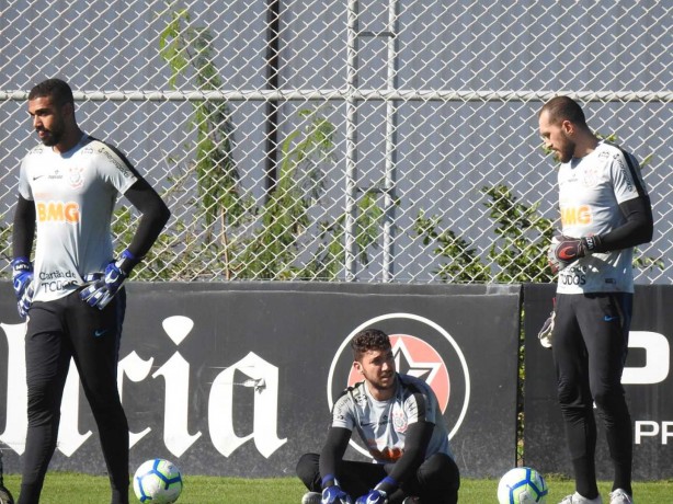 Goleiro do Corinthians treinam num campo mais próximo aos jornalistas