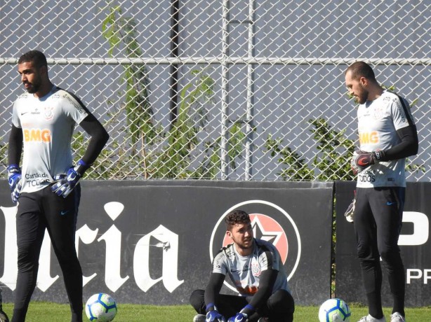 Goleiro do Corinthians treinam num campo mais prximo aos jornalistas