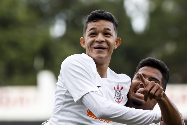 Adson e Rael comemorando gol contra o Água Santa