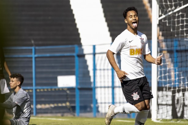 Corinthians comemora gol contra o Juventus, pelo Paulista Sub-17