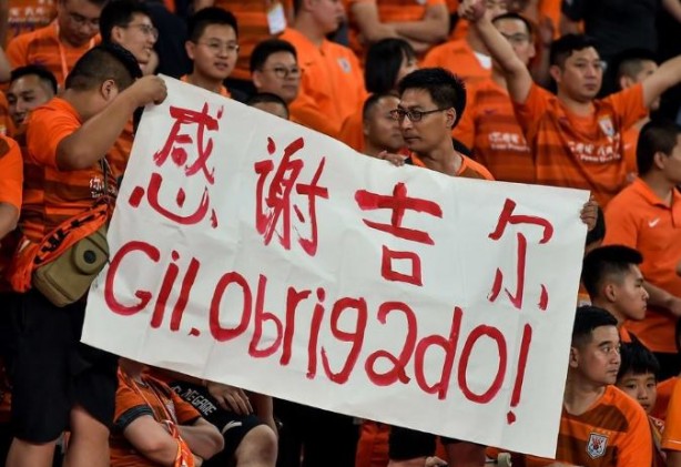 Faixa em português dos chineses agradecendo Gil