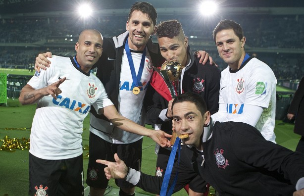 Paulo André e companheiros após a conquista diante do Chelsea no Japão