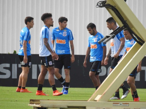 Jogadores em ação na manhã desta terça-feira no CT Joaquim Grava