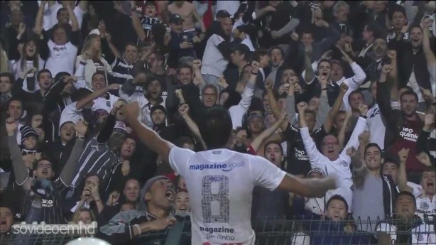 Comemoração de Paulinho com torcedor entrou para a história