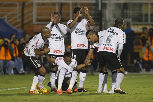 Em má fase, Liedson marcou de pênalti na goleada por 6 a 0 contra o Deportivo Táchira