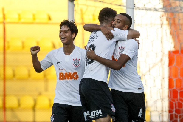 Jogadores do Corinthians sub-23 comemorando gol contra o Taubaté, pela Copa Paulista