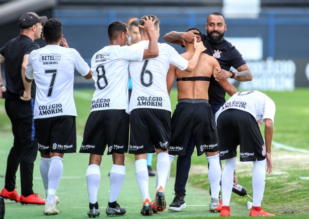 Jogadores do Sub-20 comemorando gol contra o Vitória, pelo Brasileiro da categoria