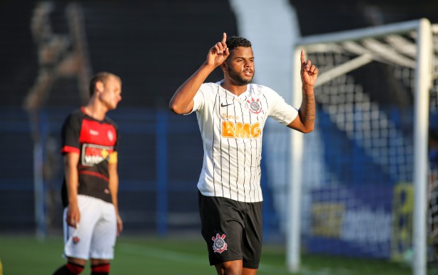 Nathan comemora seu gol contra o Vitória, pelo Brasileiro Sub-20
