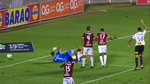 Momento da pancada na cabeça sofrida por Janderson no Serra Dourada
