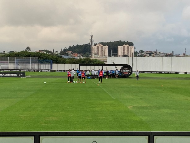 Vagner Love deixou o campo mancando aps forte dividida