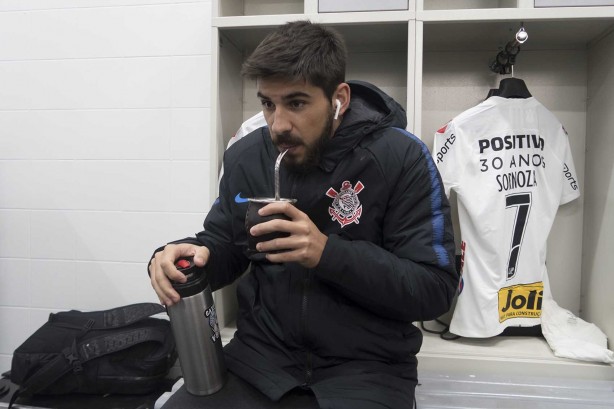 Bruno Méndez gostou do chimarrão enquanto aguardava o início do amistoso contra o Londrina