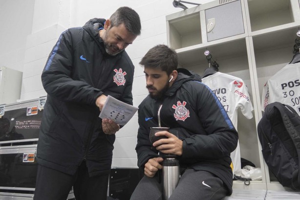 Bruno Méndez recebe instruções de Cuca antes do amistoso contra o Londrina