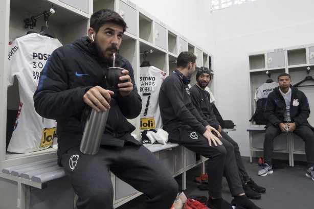 Bruno Méndez saboreando um chimarrão antes do amistoso contra o Londrina