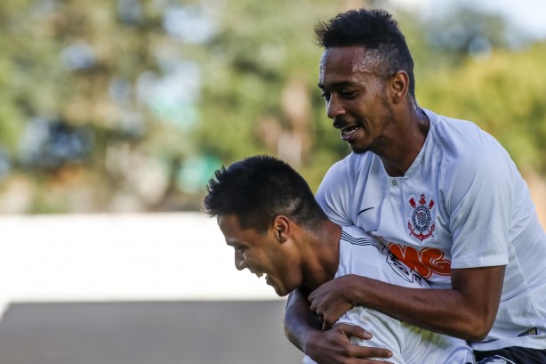 Felipe comemora seu gol contra o Taboão da Serra, pelo Paulista Sub-20