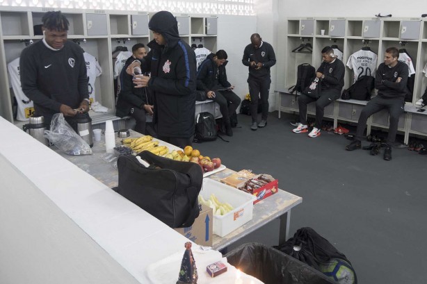 Jogadores do Corinthians no vestiário antes do amistoso contra o Londrina
