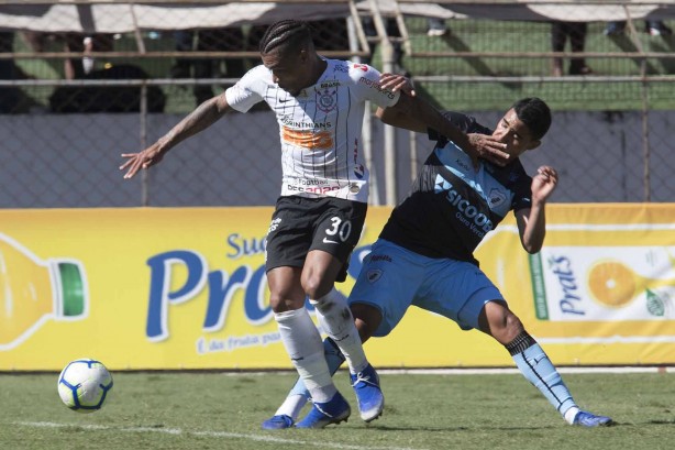 Júnior Urso durante amistoso contra o Londrina