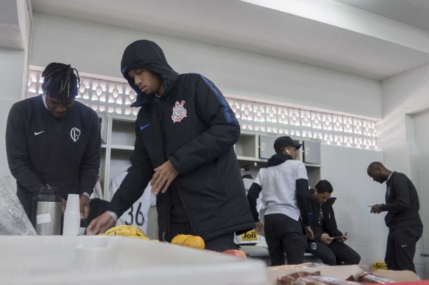 Matheus Jesus e João Victor no vestiário antes do amistoso contra o Londrina