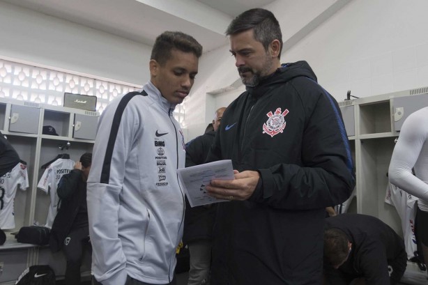 Pedrinho recebe instruções de Cuca antes do amistoso contra o Londrina