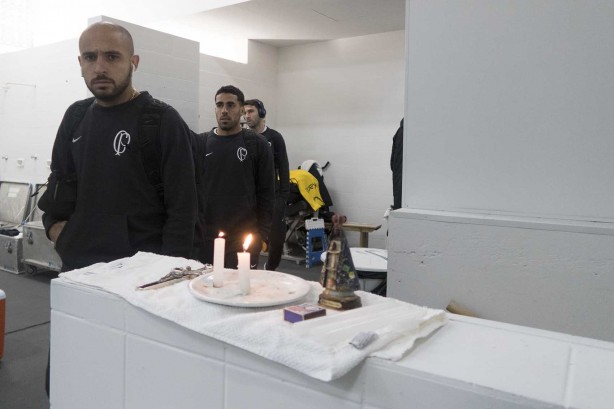Régis, Gabriel e companheiros chegam ao vestiário para amistoso contra o Londrina