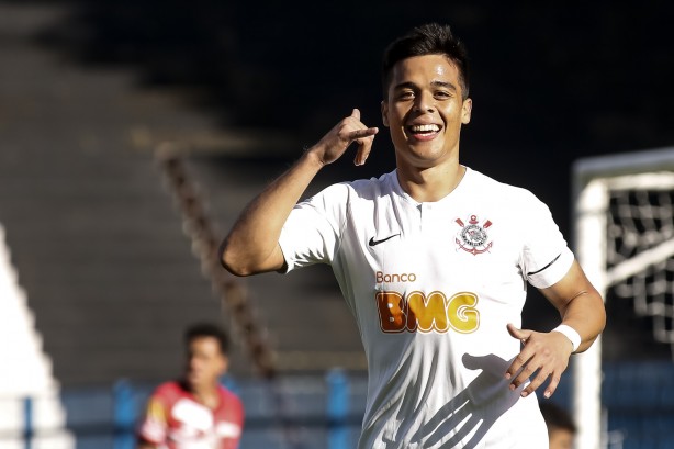 Sandoval comemora seu gol contra o Taboão da Serra, pelo Paulista Sub-20