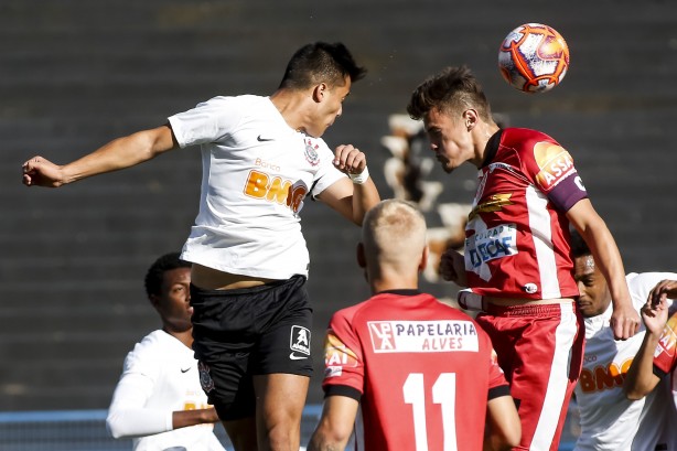 Sandoval em jogada contra o Taboão da Serra, pelo Paulista Sub-20