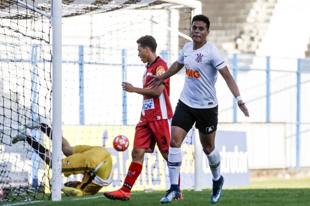 Sandoval foi o destaque da goleada contra o Taboão da Serra, pelo Paulista Sub-20