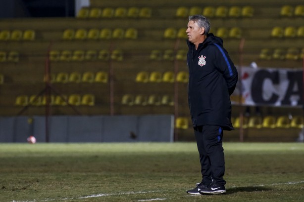 Técnico do Corinthians sub-23 durante derrota para a Portuguesa