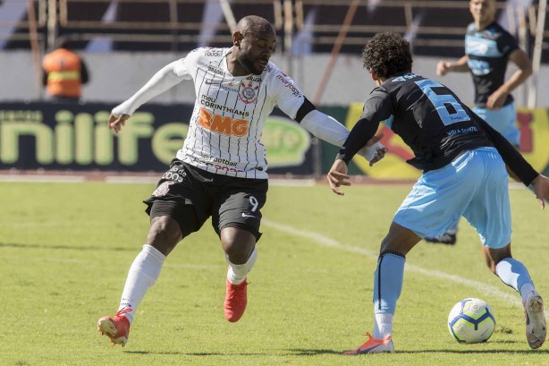 Vagner Love durante amistoso contra o Londrina