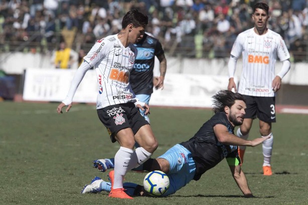 Vital e Avelar durante amistoso contra o Londrina