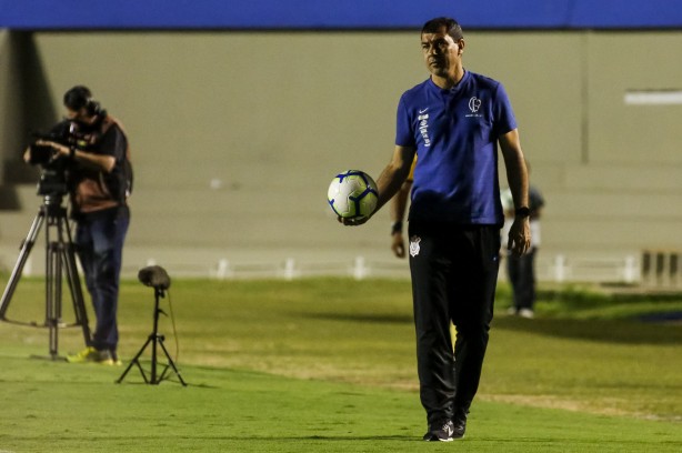 Carille durante amistoso entre Vila Nova e Corinthians
