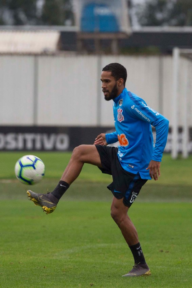 Everaldo durante treino que prepara a equipe do Corinthians para amistoso contra o Londrina