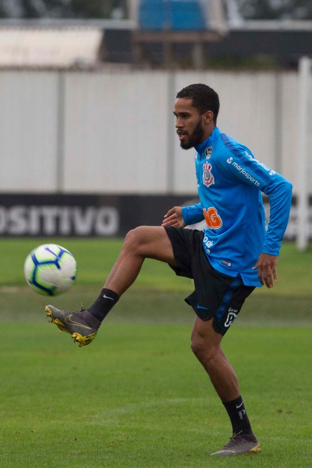 Everaldo durante treino que prepara a equipe do Corinthians para amistoso contra o Londrina