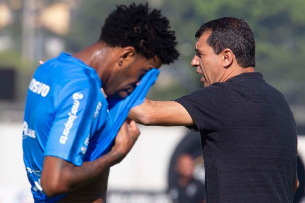Gil e Carille no treinamento desta sexta-feira no CT Joaquim Grava