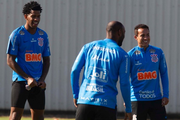 Gil e Jadson no treinamento desta sexta-feira no CT Joaquim Grava