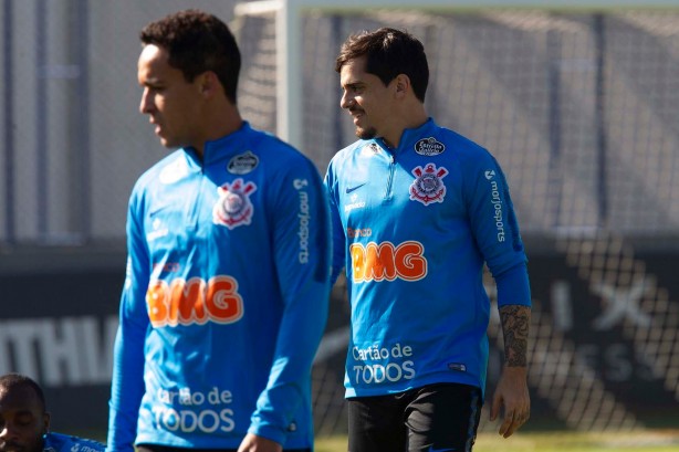 Jadson e Fagner no treinamento desta sexta-feira no CT Joaquim Grava