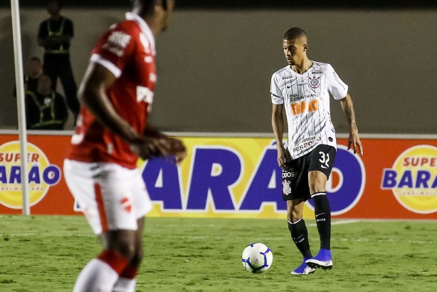 João Victor durante amistoso entre Vila Nova e Corinthians