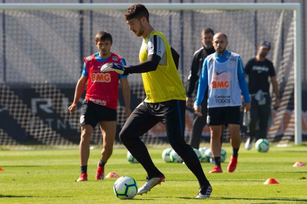 Jogadores aprimoram passes curtos e rpidos em campo reduzido