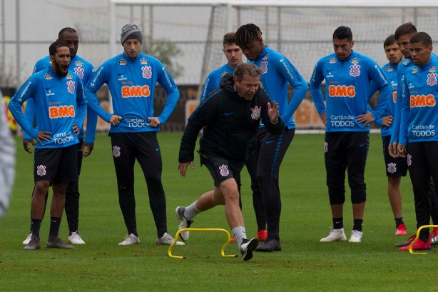Jogadores durante treino que prepara a equipe do Corinthians para amistoso contra o Londrina