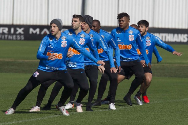 Jogadores durante treino que prepara o time para jogo amistoso contra o Londrina