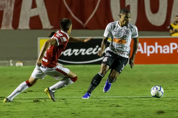 Júnior Urso durante amistoso contra o Vila Nova