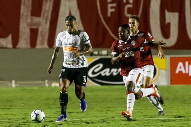 Júnior Urso durante amistoso entre Vila Nova e Corinthians